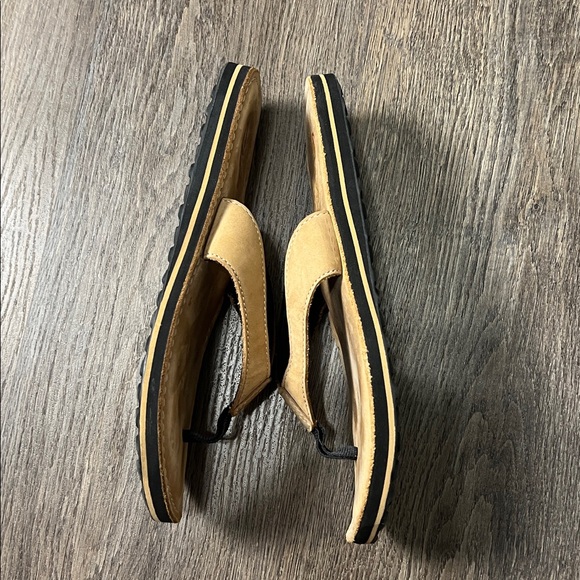 Clarks Tan Leather Flip Flop Sandals Size 9 - Picture 8 of 11